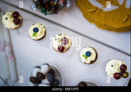 Berry muffins enrobés de crème Banque D'Images