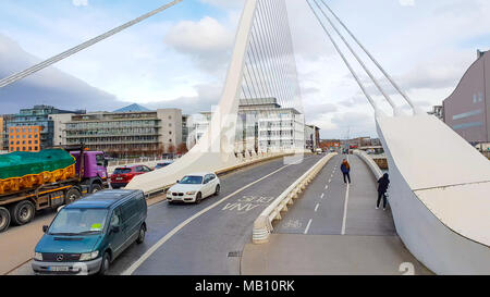 Célèbre Pont Samuel Becket à Dublin sur la rivière Liffey - DUBLIN / IRLANDE - Mars 21, 2018 Banque D'Images