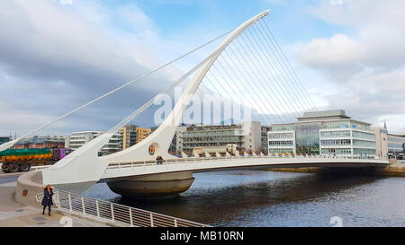 Célèbre Pont Samuel Becket à Dublin sur la rivière Liffey - DUBLIN / IRLANDE - Mars 21, 2018 Banque D'Images