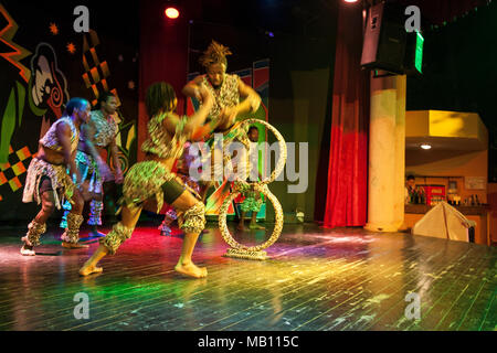 Antalya, Turquie - 12 décembre 2021 : spectacle acrobatique le plus célèbre de l'équipe des rêves africains sur une scène d'hôtel populaire Antalya, Turquie. Banque D'Images