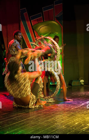 Antalya, Turquie - 12 décembre 2021 : spectacle acrobatique le plus célèbre de l'équipe des rêves africains sur une scène d'hôtel populaire Antalya, Turquie. Banque D'Images