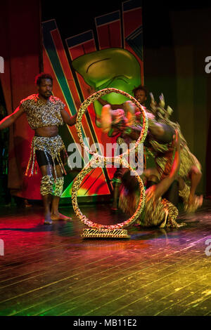 Antalya, Turquie - 12 décembre 2021 : spectacle acrobatique le plus célèbre de l'équipe des rêves africains sur une scène d'hôtel populaire Antalya, Turquie. Banque D'Images