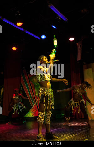 Antalya, Turquie - 12 décembre 2021 : spectacle acrobatique le plus célèbre de l'équipe des rêves africains sur une scène d'hôtel populaire Antalya, Turquie. Banque D'Images