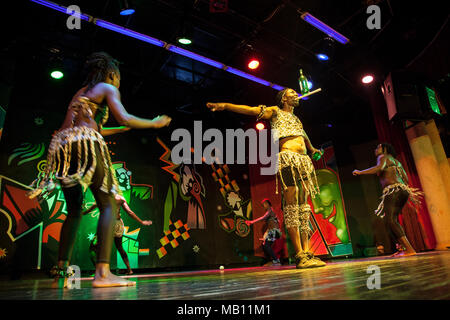 Antalya, Turquie - 12 décembre 2021 : spectacle acrobatique le plus célèbre de l'équipe des rêves africains sur une scène d'hôtel populaire Antalya, Turquie. Banque D'Images