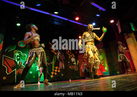 Antalya, Turquie - 12 décembre 2021 : spectacle acrobatique le plus célèbre de l'équipe des rêves africains sur une scène d'hôtel populaire Antalya, Turquie. Banque D'Images