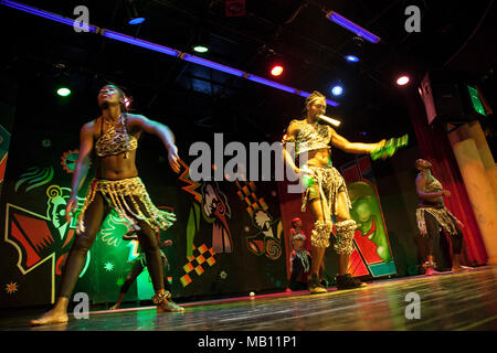 Antalya, Turquie - 12 décembre 2021 : spectacle acrobatique le plus célèbre de l'équipe des rêves africains sur une scène d'hôtel populaire Antalya, Turquie. Banque D'Images