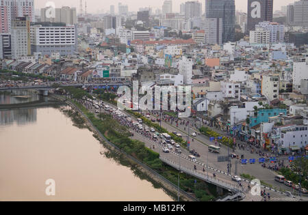 Trafic, Ben Nghe River, Ho Chi Minh Ville (Saigon), Vietnam Banque D'Images