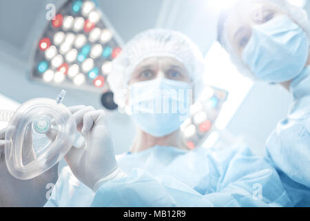 Smart Holding chirurgien professionnel un masque Banque D'Images