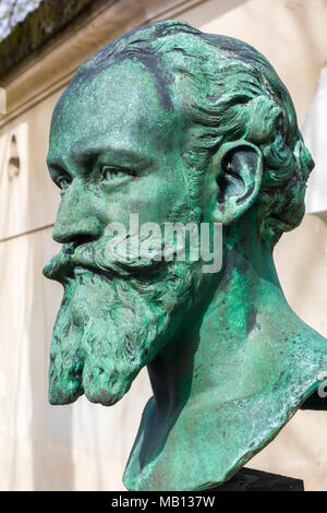 Buste de Manet (1832-1883) sur sa tombe au cimetière de Passy Paris France Banque D'Images