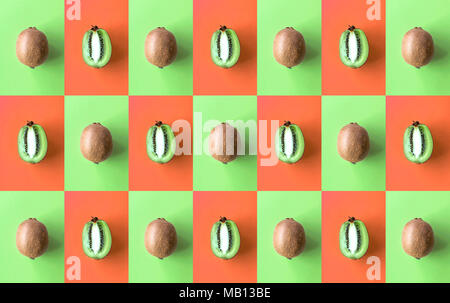 Modèle des fruits kiwi. Les kiwis coupés en deux. High angle view. Banque D'Images