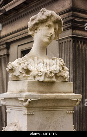 Tombe de Jane Henriot (célèbre actrice française peint par Renoir et mort tragiquement dans l'incendie de Comédie-Française en 1900), cimetière de Passy, Paris Banque D'Images