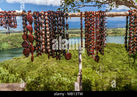 Colliers Vente de graines dans l'île de Nosy Be, nord de Madagascar Banque D'Images