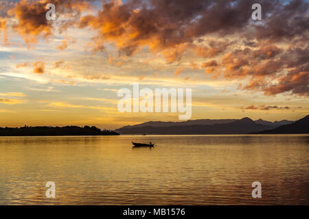 Cloudscape au lever du soleil près de Nosy Be, Madagascar Banque D'Images