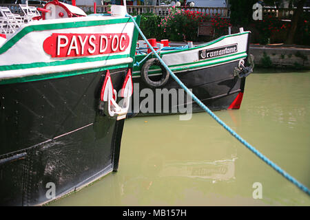 Les chalands amarrés sur le Canal de la Robine, dans le centre de Narbonne, Aude, Occitanie, France Banque D'Images