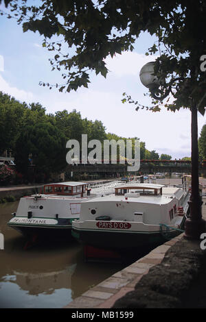 Les chalands amarrés sur le Canal de la Robine, dans le centre de Narbonne, Aude, Occitanie, France Banque D'Images