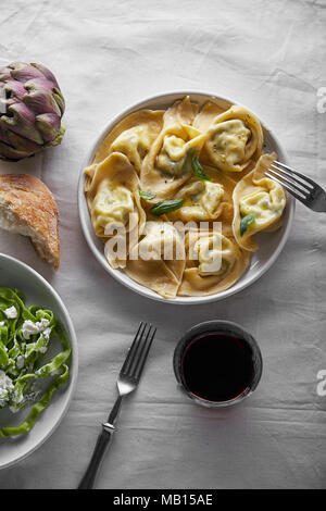 Passage libre de raviolis italiens traditionnels à base de ricotta et épinards tagliatelle servi avec un verre de vin Banque D'Images