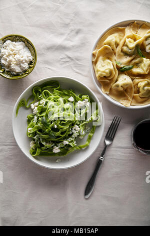 Raviolis italiens traditionnels à base de ricotta et épinards tagliatelle servi avec un verre de vin rouge Banque D'Images