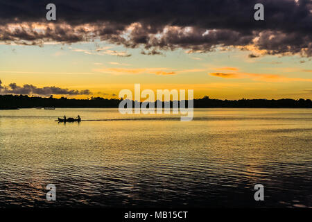 Cloudscape au lever du soleil près de Nosy Be, Madagascar Banque D'Images