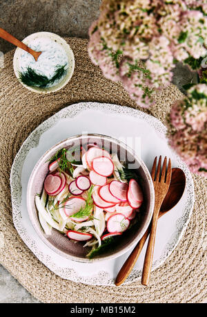 Nettoyer le fenouil et radis rose manger salade avec une vinaigrette à l'aneth et. Banque D'Images