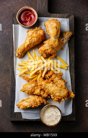 Cuisses de poulet pané frit avec sauce de restauration rapide populaires sur fond brun Banque D'Images