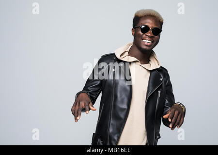 Portrait homme afroamerican avec jouer piano invisible, looking at camera, isolé sur gris Banque D'Images