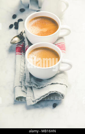 La composition du café sur fond de marbre blanc Banque D'Images