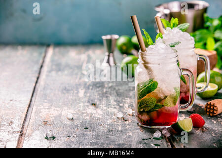 Mojito cocktail avec de la chaux, de framboise et de menthe dans un bocal en verre sur la table. Copy space Banque D'Images