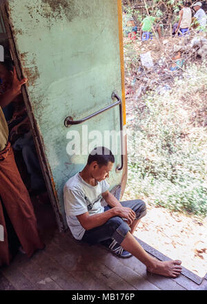 Au repos des passagers à l'entrée de la gare circulaire à Yangon, Myanmar (Birmanie} Banque D'Images