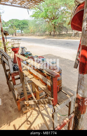 La station d'essence rurale pour les motos à Nyaung U, Région de Mandalay, Myanmar (Birmanie) Banque D'Images