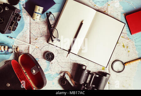 Tenue de voyageur et d'articles de vacances. Vue de dessus de accessoires de voyage. Tons Vintage image. Vue d'en haut. Mise à plat. Banque D'Images