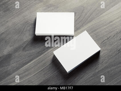 Deux piles de cartes d'affaires horizontales blanches sur fond de bois vintage. Immersive pour ID. Banque D'Images