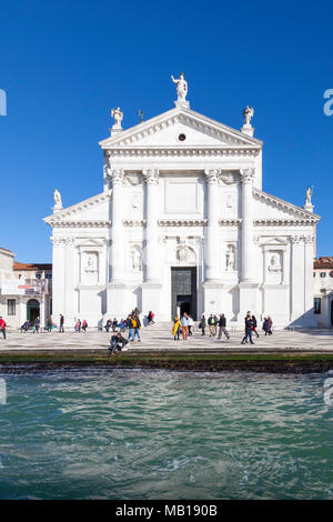 Façade de San Giorgio Maggiore de Giudecca Canal, Venice, Veneto, Italie. Cette église a été conçue par Palladio à face au coucher de soleil Banque D'Images