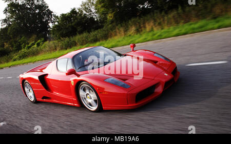 Rouge Ferrari Enzo supercar hypercar la conduite sur la voie publique au Royaume-Uni. Banque D'Images