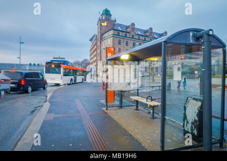 Bergen, Norvège - Avril 03, 2018 : vue extérieure d'un arrêt de bus avec un peu floue de transport public dans les rues de la ville de Bergen, avec des bâtiments se trouvent le long du lac Banque D'Images