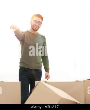 Smiling man showing clefs de nouveaux appartements.photo with copy space Banque D'Images