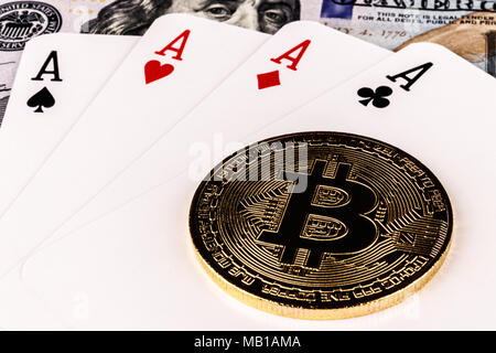 Indianapolis - Circa Avril 2018 : sur un Bitcoin quatre d'une sorte de main de poker et 100 dollars représentant la gamble de digital Cryptocurrency XII Banque D'Images