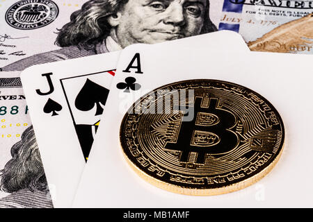 Indianapolis - Circa Avril 2018 : sur un Blackjack 21 Bitcoin main et hundred dollar bill représentant le gamble de digital Cryptocurrency XIII Banque D'Images