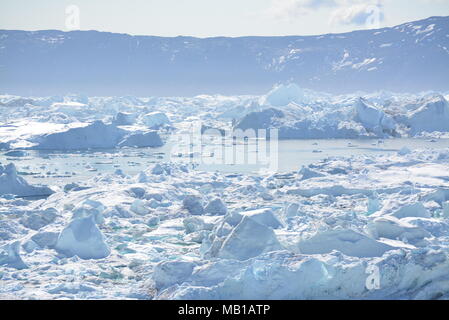 Ilulissat, Groenland, juillet | site du patrimoine mondial de l'| Impressions de la baie de Disko Kangia Jakobshavn | | Fjord glacé d'énormes icebergs dans la mer bleue Banque D'Images