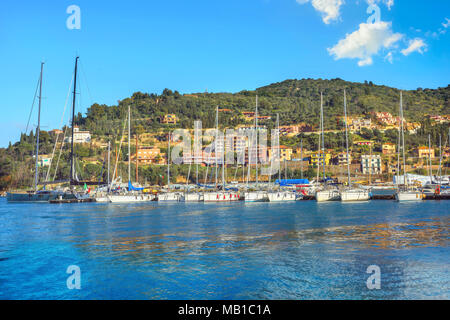 Front de mer de Porto Santo Stefano port. Monte Argentario, Toscane, Italie Banque D'Images