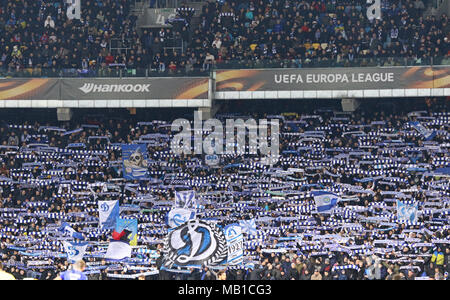 Kiev, UKRAINE - le 15 mars 2018 : FC Dynamo Kyiv partisans montrer leur appui au cours de l'UEFA Europa League Round de 16 match contre SS Lazio à Olimpi NSK Banque D'Images