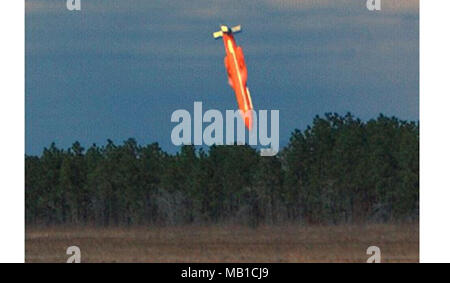 La GBU-43/B bombe massive Ordnance Air Blast prototype quelques instants avant qu'il entre en contact au cours des essais le 11 mars 2003. L'explosion a créé un champignon atomique qui pourrait être vu de jusqu'à 20 kilomètres. Banque D'Images