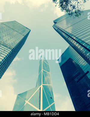 Trois tours de bureaux d'architecture d'atteindre le ciel en effet rétro traitement croisé dans le quartier des affaires de Hong Kong. Banque D'Images