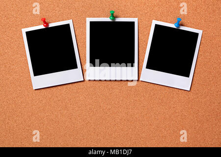 Trois tirages photo vierge épinglées sur un tableau en liège. L'espace pour copier. Cheminements prévus. Banque D'Images