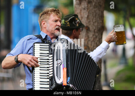 Musiciens en costumes bavarois Oktoberfest Banque D'Images