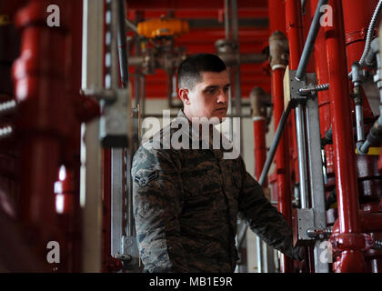 Navigant de première classe Jacob Ballew, 19e Escadron de génie civil et de l'eau Systèmes de carburant de compagnons, inspecte un système de suppression d'incendie le 2 février 2018 à Little Rock Air Force Base, l'arche de l'eau et du combustible séjours vol mis à jour sur la formation afin de maintenir l'eau et systèmes à carburant. Banque D'Images