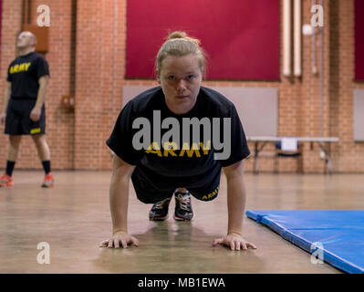 Le sergent de l'armée. Danielle McElroy, un dentiste spécialiste affecté à la Garde nationale de Caroline du Nord a Détachement médical, complète le push-up de l'Armée de l'événement Test d'aptitude physique au cours de la 60e troupe de commande (60e TC) à la compétition meilleur guerrier Claude T. Bowers centre militaire dans la région de Raleigh (Caroline du Nord), le 10 février 2018. Les deux jours de la concurrence à l'épreuve la force mentale et physique de sept soldats, avec l'un enrôlé et un officier du rang d'être sélectionné pour représenter la 60e TC au cours de l'achèvement au niveau de l'état en mars. Banque D'Images