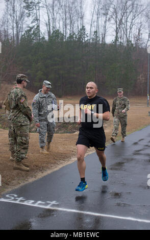 Le sergent de l'armée. Betuel Moneje, affecté à la 42e équipe de soutien civil, s'approche de la ligne d'arrivée de la 2-mile-run de la remise en forme physique de l'armée au cours de la 60e troupe de commande (60e TC) Concours meilleur guerrier à Raleigh (Caroline du Nord), le 10 février 2018. Les deux jours de la concurrence à l'épreuve la force mentale et physique de sept soldats, avec l'un enrôlé et un officier du rang d'être sélectionné pour représenter la 60e TC au cours de l'achèvement au niveau de l'état en mars. Banque D'Images