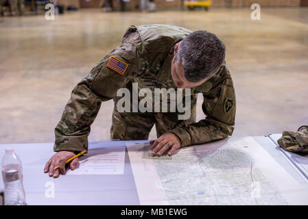 Le sergent-major de l'armée. Jacob Bender, affecté à la 430e unité des explosifs, a effectué un test de lecture de cartes au cours de la 60e troupe de commande (60e TC) à la compétition meilleur guerrier Claude T. Bowers centre militaire dans la région de Raleigh (Caroline du Nord), le 10 février 2018. Les deux jours de la concurrence à l'épreuve la force mentale et physique de sept soldats, avec l'un enrôlé et un officier du rang d'être sélectionné pour représenter la 60e TC au cours de l'achèvement au niveau de l'état en mars. Banque D'Images