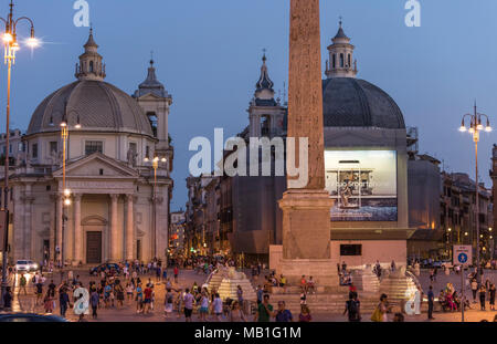 Les dômes à Piazza del Popolo dans le crépuscule du soir Banque D'Images