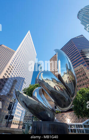 L'esprit, le corps et l'esprit par Gideon Graetz, 1986, YMCA, inox poli et bronze, 4e et l'espoir, le centre-ville de Los Angeles, Californie, USA Banque D'Images